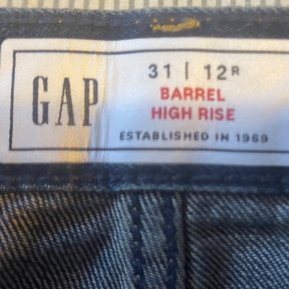 GAP High Rise Barrel Jeans - Picture 2 of 6